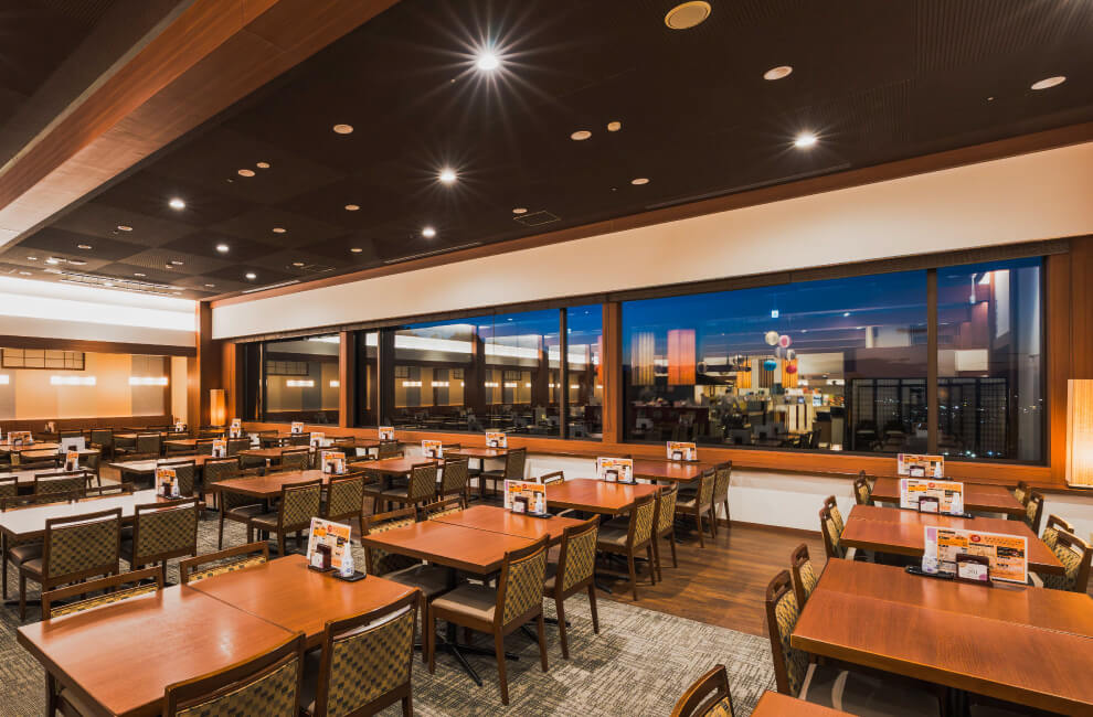 15mのパノラマウィンドウから望む会津の城下町