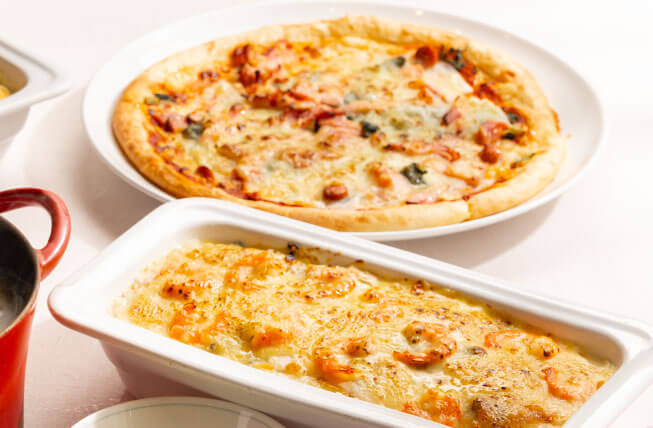 洋食コーナー（一例）<br />
菜の花とお餅のマルゲリータ、春キャベツと海老のチーズグラタンなど