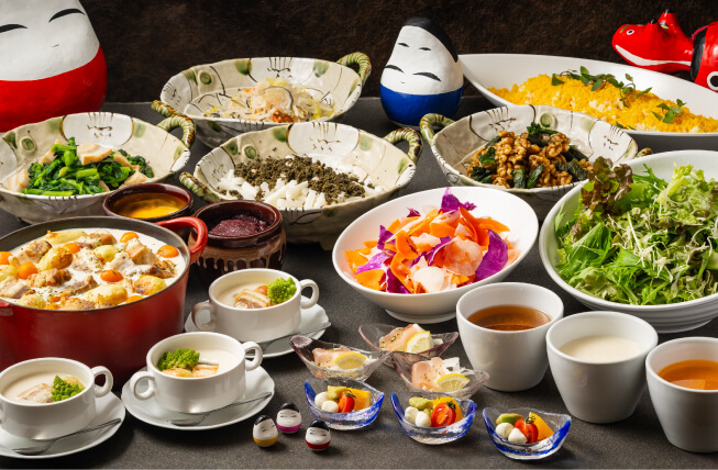 おばんざいとサラダ各種・<br />
麓山高原豚のクリームシチュー